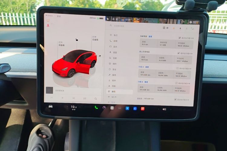 Tesla Model Y 2023 car image #17