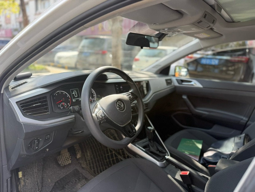 Volkswagen Polo 2022 car image #2