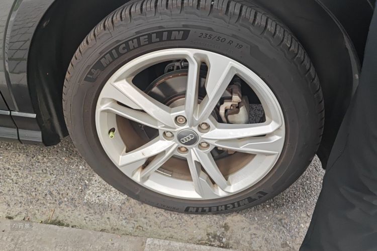 Audi Q3 2020 car image #9