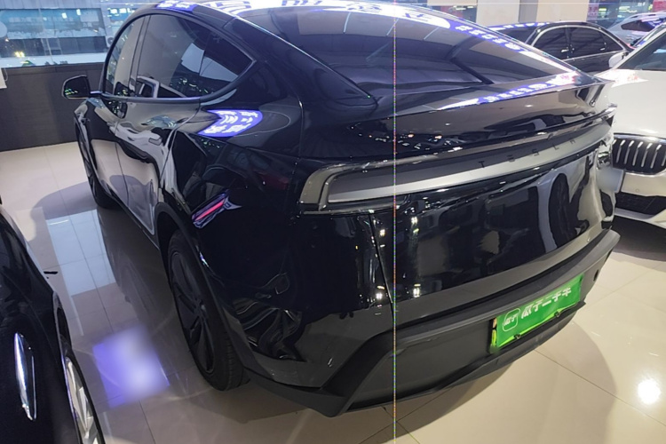 Tesla Model Y 2025 immagine di auto #7