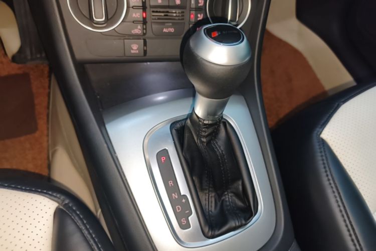 Audi Q3 2018 car image #14