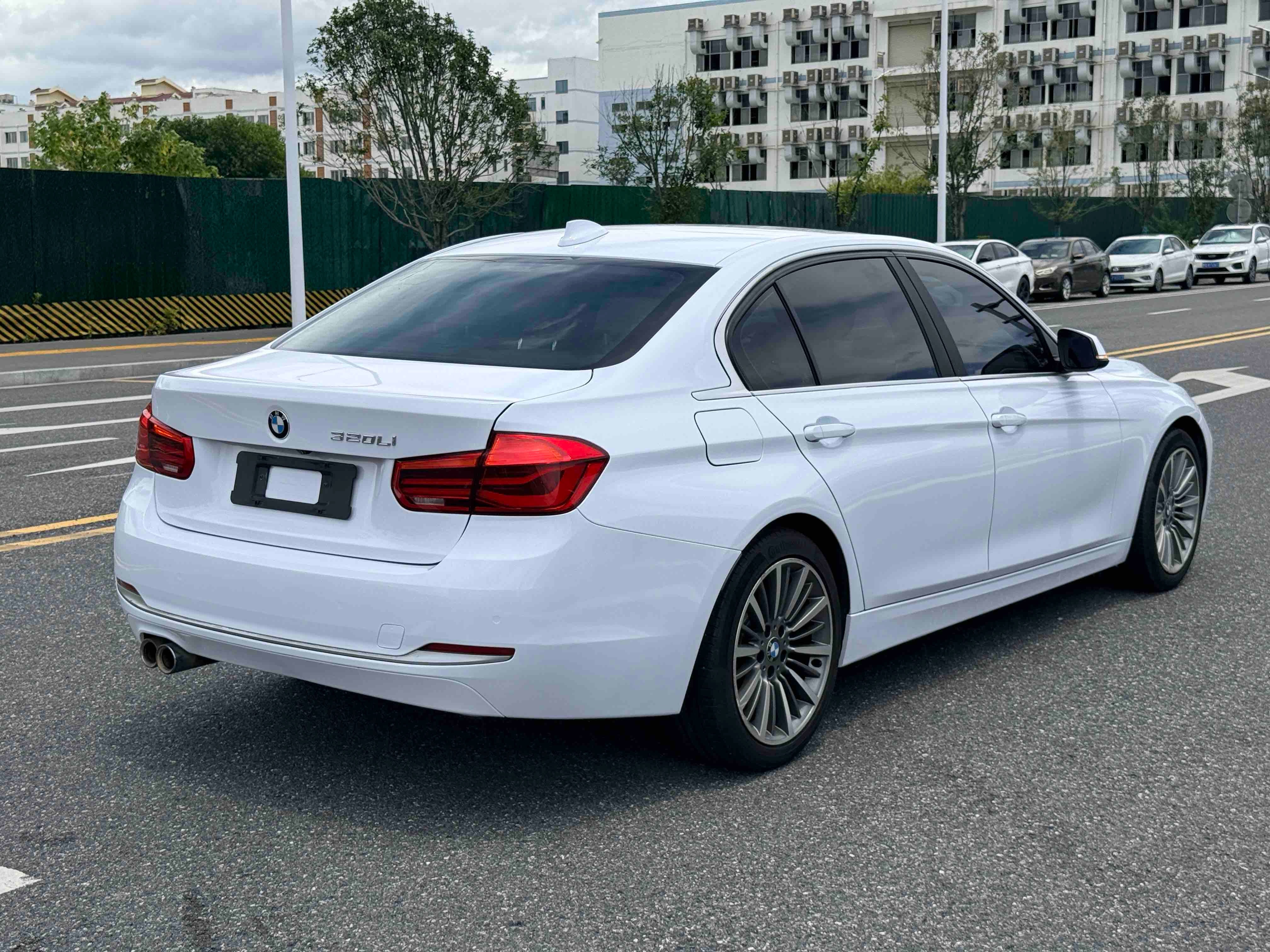 BMW 3 Series 2018 car image #11