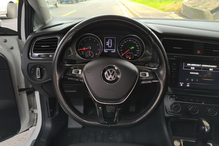 Volkswagen Golf 2020 car image #15