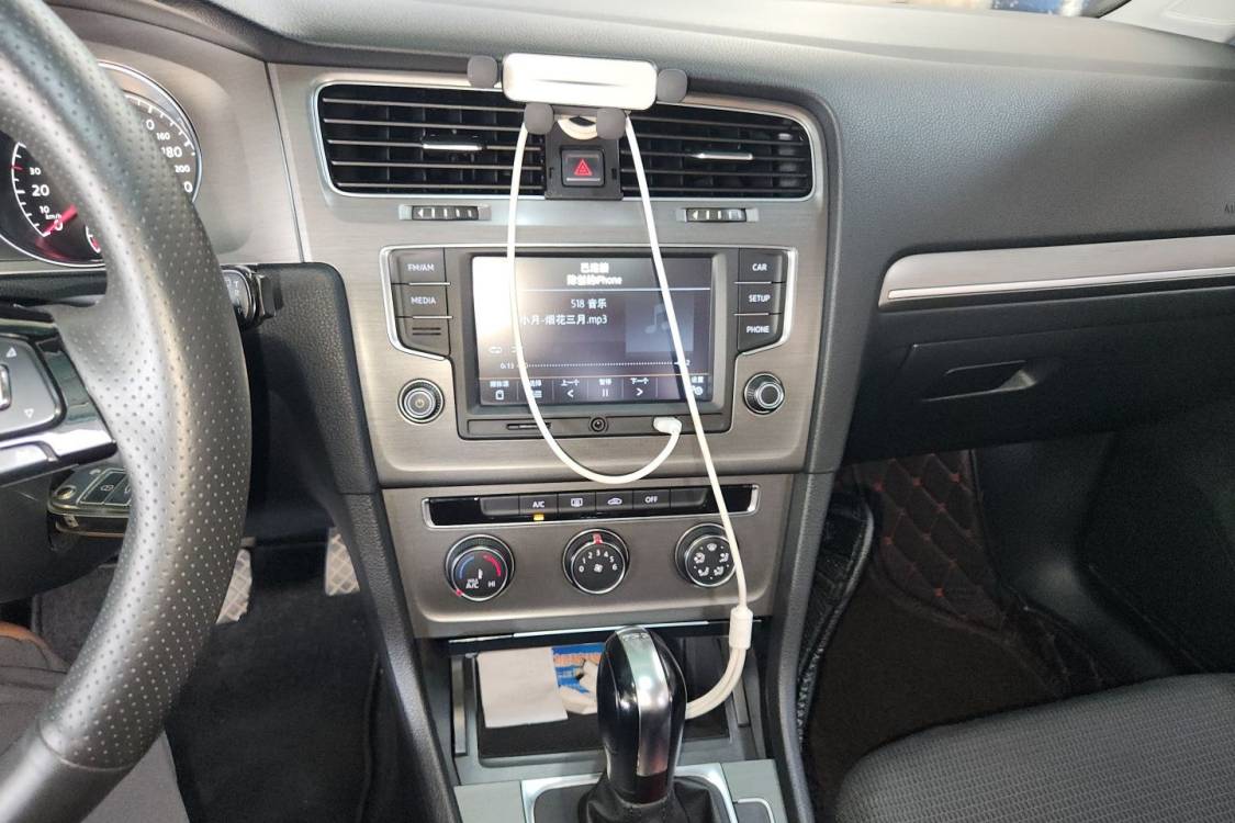 Volkswagen Golf 2017 car image #26