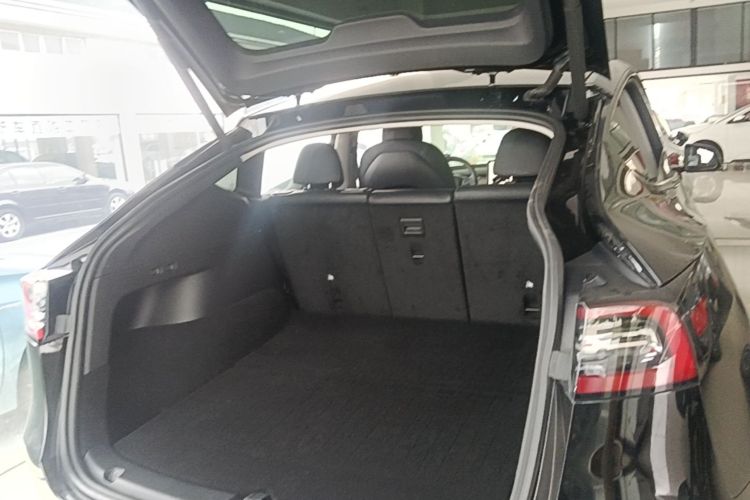 Tesla Model Y 2022 car image #19
