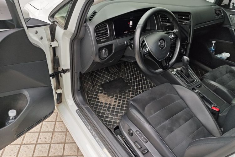 Volkswagen Golf 2020 car image #18