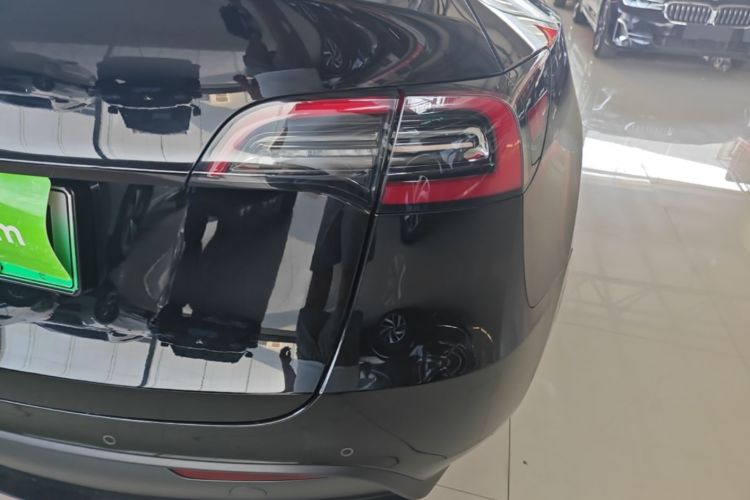Tesla Model Y 2023 car image #8