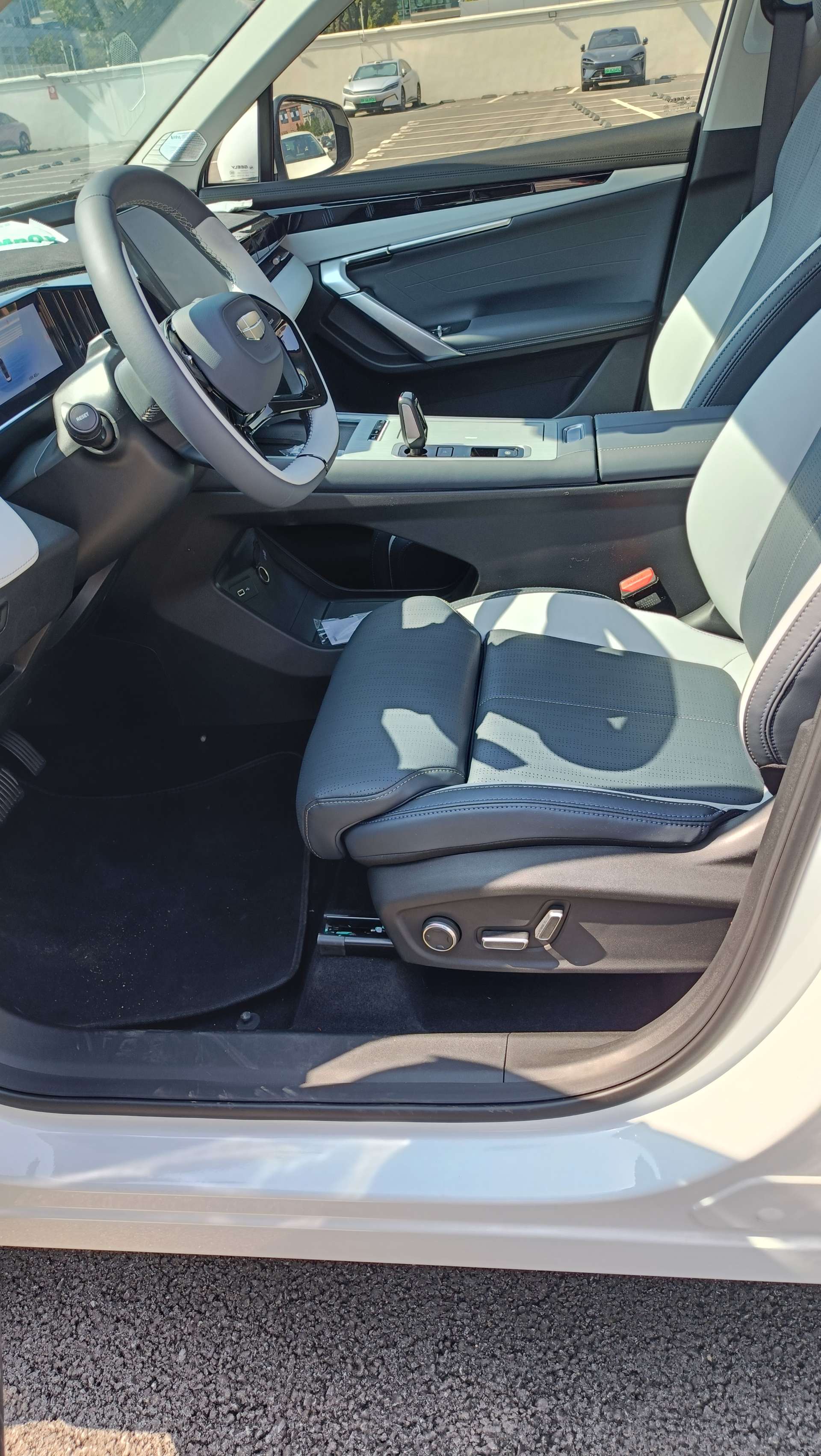 GEELY Boyue L 2025 car image #2