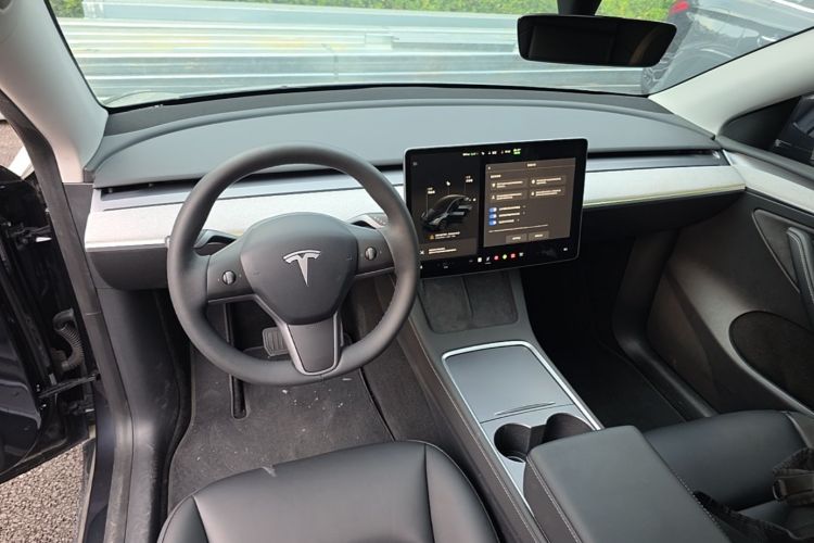 Tesla Model Y 2024 #10 Tesla Model Y 2024 car image #10