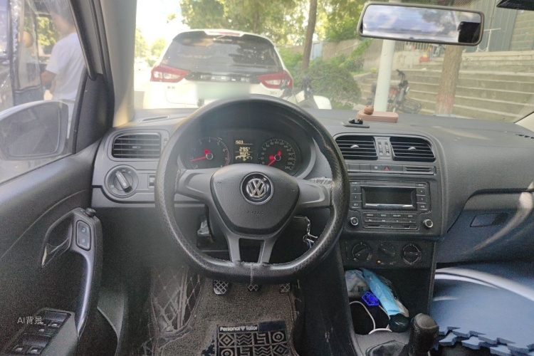 Volkswagen Polo 2015 car image #12