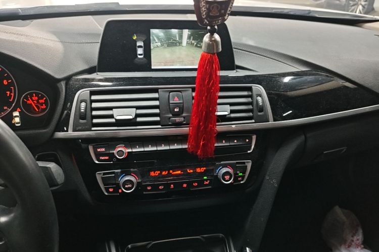 BMW 3 Series 2018 car image #13