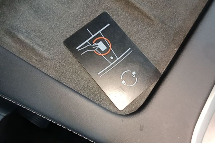 Tesla Model Y 2023 car image #9