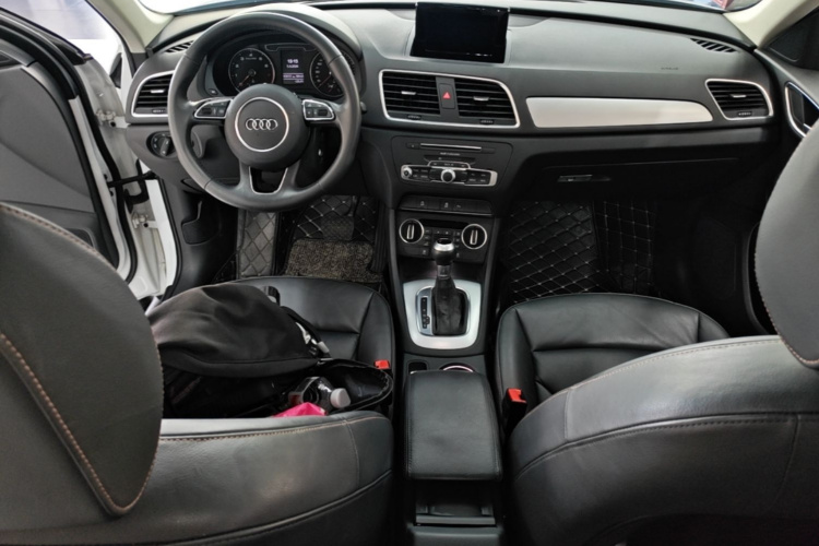Audi Q3 2018 car image #10
