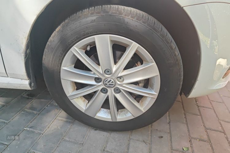 Volkswagen Polo 2015 car image #9