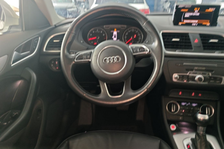 Audi Q3 2018 car image #11