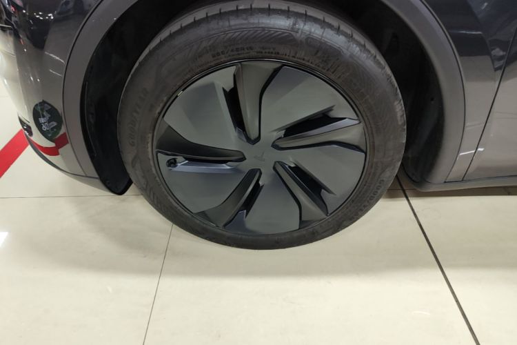 Tesla Model Y 2025 car image #9