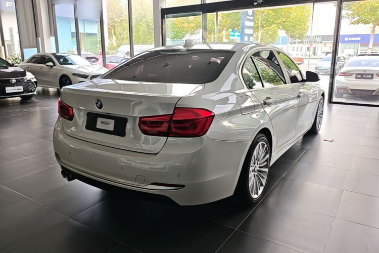 BMW 3 Series 2018 #5 BMW 3 Series 2018 car image #5