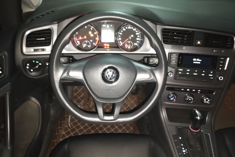 Volkswagen Golf 2017 car image #11