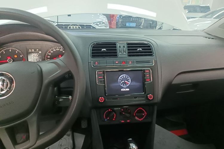 Volkswagen Polo 2019 car image #13
