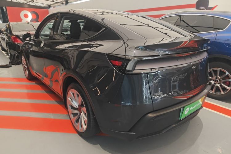 Tesla Model Y 2025 #5 Tesla Model Y 2025 car image #5