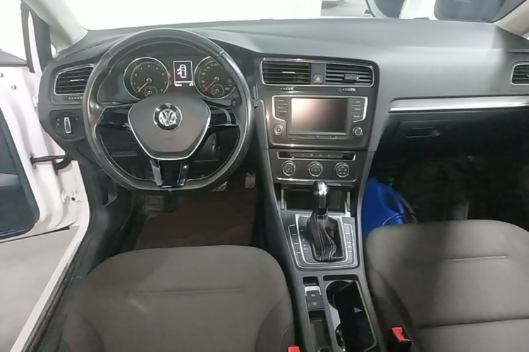 Volkswagen Golf 2017 car image #10