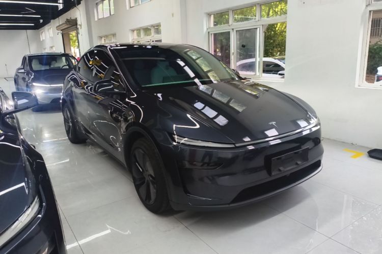 Tesla Model Y 2025 #6 Tesla Model Y 2025 car image #6