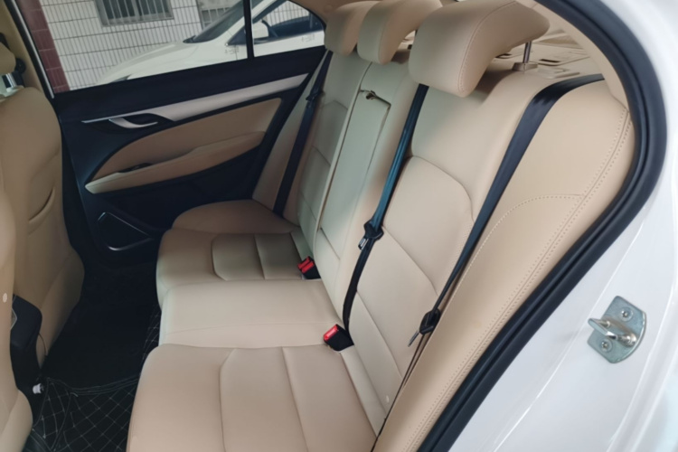GEELY Emgrand 2019 car image #17