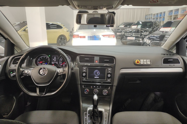 Volkswagen Golf 2018 car image #10