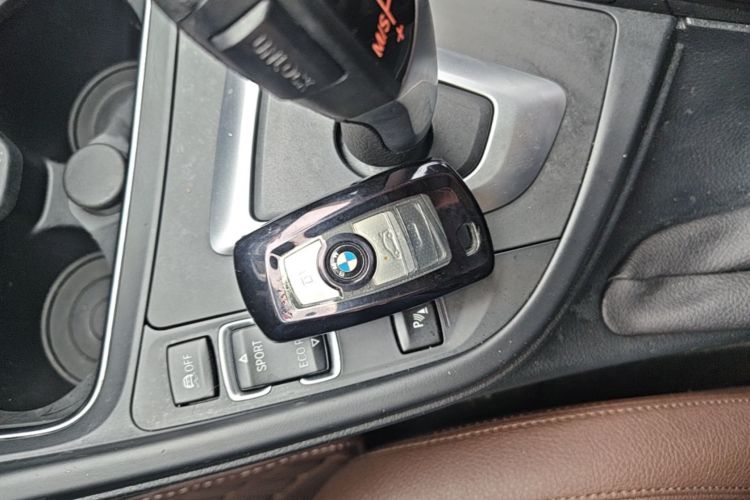 BMW 3 Series 2019 car image #9