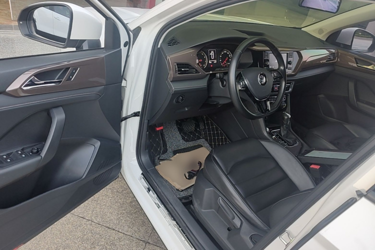Volkswagen Tharu 2019 immagine di auto #16