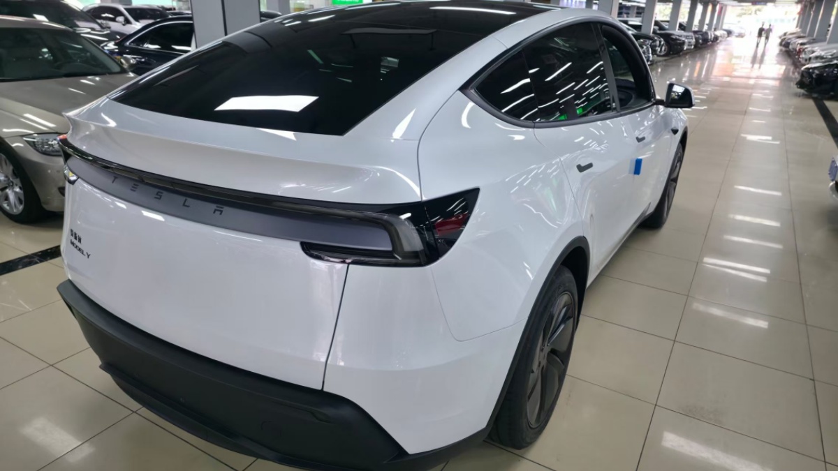 Tesla Model Y 2026 car image #2