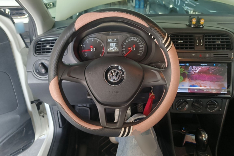 Volkswagen Polo 2019 car image #11