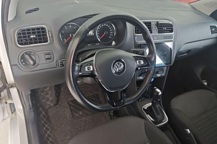 Volkswagen Polo 2017 car image #11