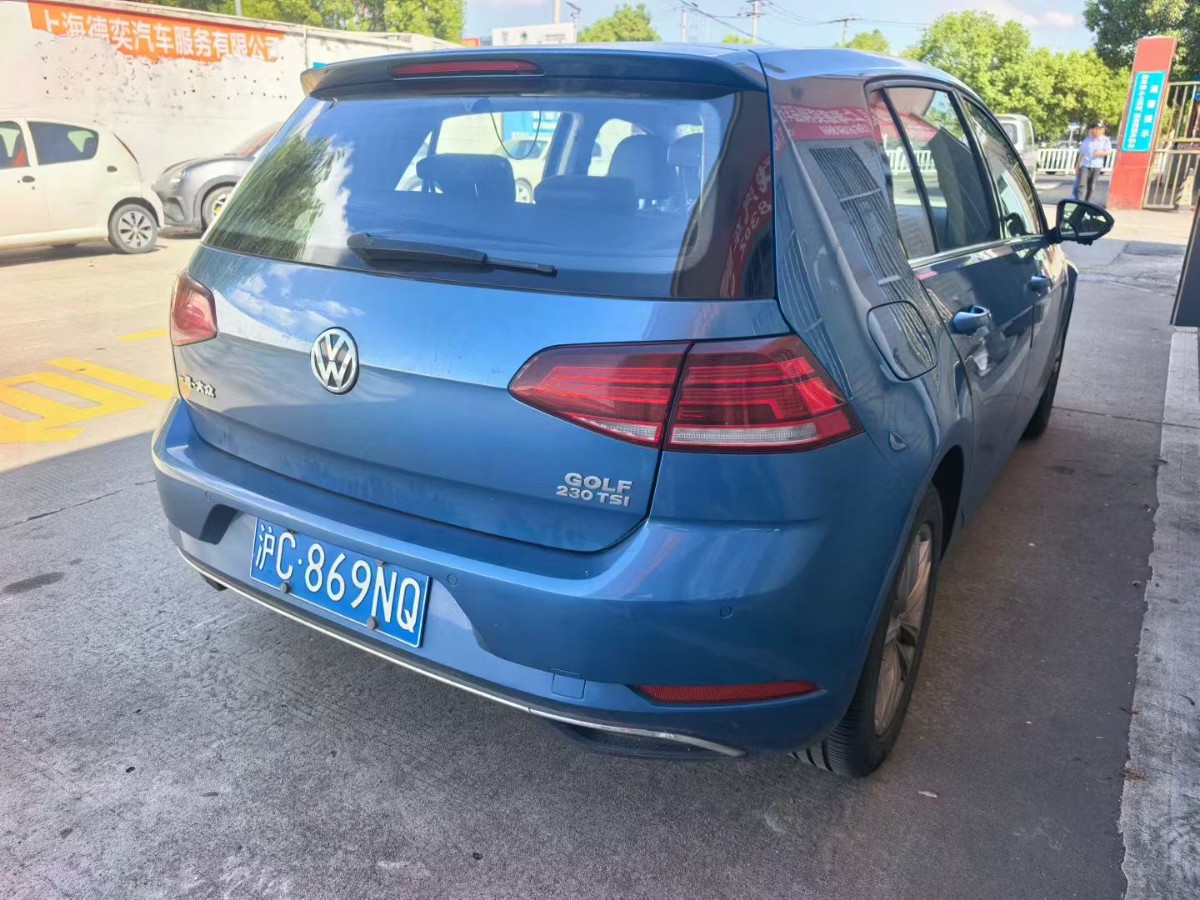 Volkswagen Golf 2018 car image #4