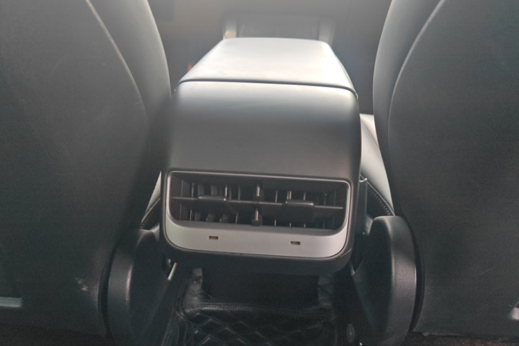 Tesla Model Y 2021 #15 Tesla Model Y 2021 car image #15