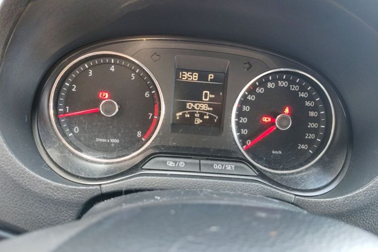 Volkswagen Polo 2015 car image #12