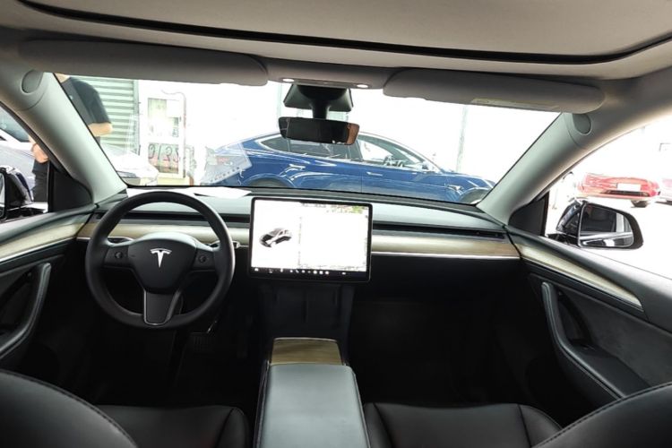 Tesla Model Y 2023 #18 Tesla Model Y 2023 car image #18