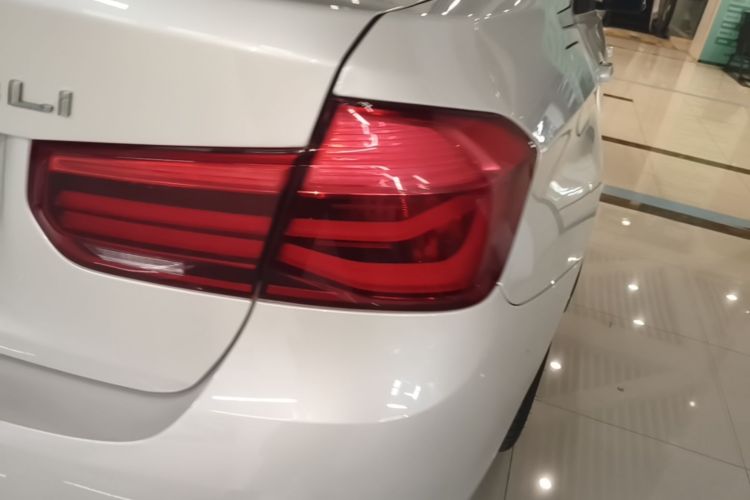 BMW 3 Series 2018 صورة سيارة #8
