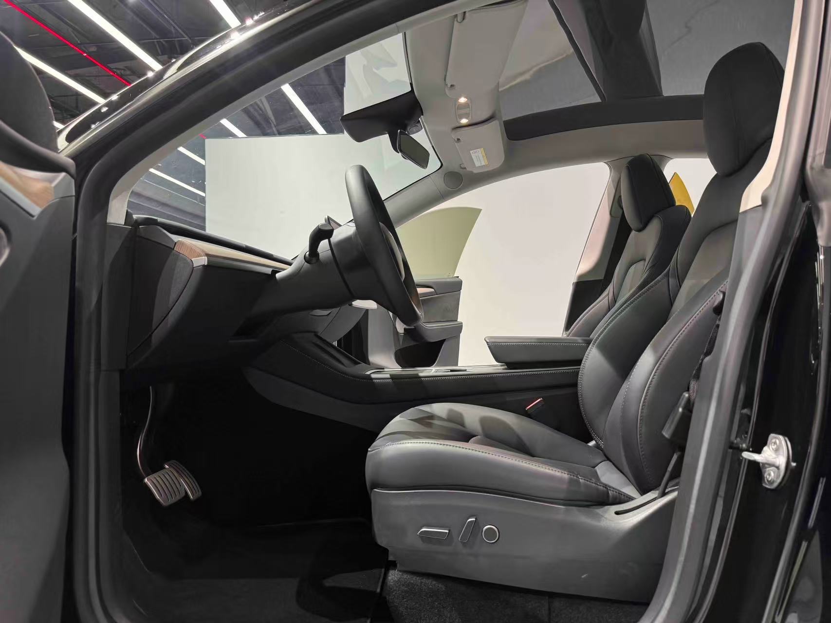 Tesla Model Y 2023 car image #9