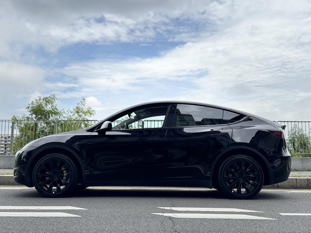 Tesla Model Y 2023 car image #9