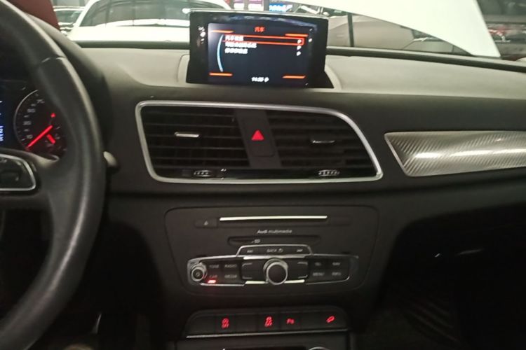 Audi Q3 2018 car image #13