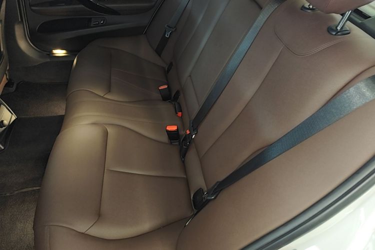 BMW 3 Series 2018 car image #17
