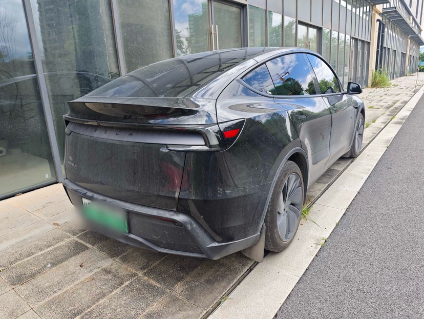 Tesla Model Y 2025 #5 Tesla Model Y 2025 car image #5