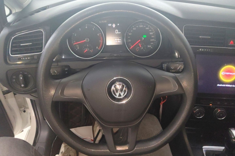 Volkswagen Golf 2018 car image #11