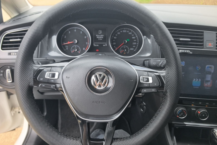 Volkswagen Golf 2018 car image #11