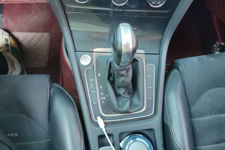Volkswagen Golf 2018 car image #16