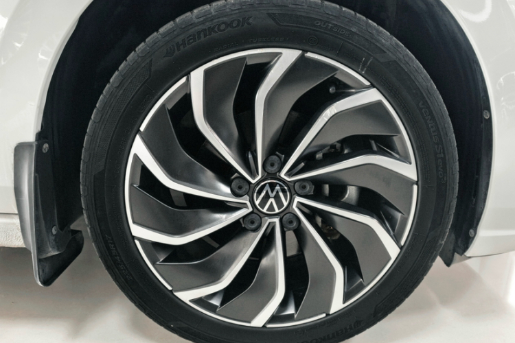Volkswagen Golf 2023 car image #13