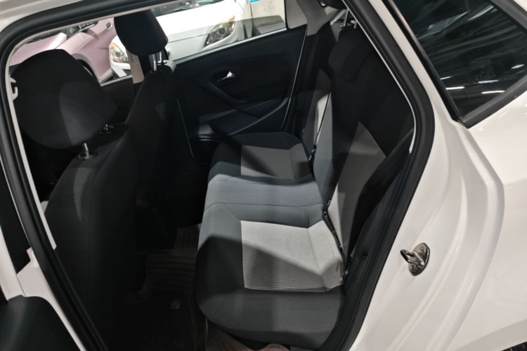 Volkswagen Polo 2016 car image #17