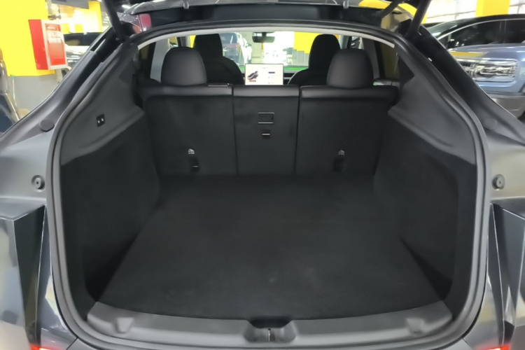 Tesla Model Y 2025 immagine di auto #21