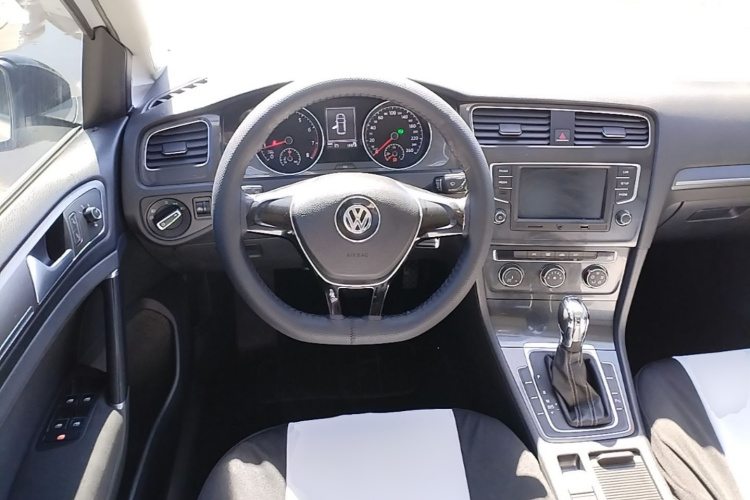 Volkswagen Golf 2017 car image #11